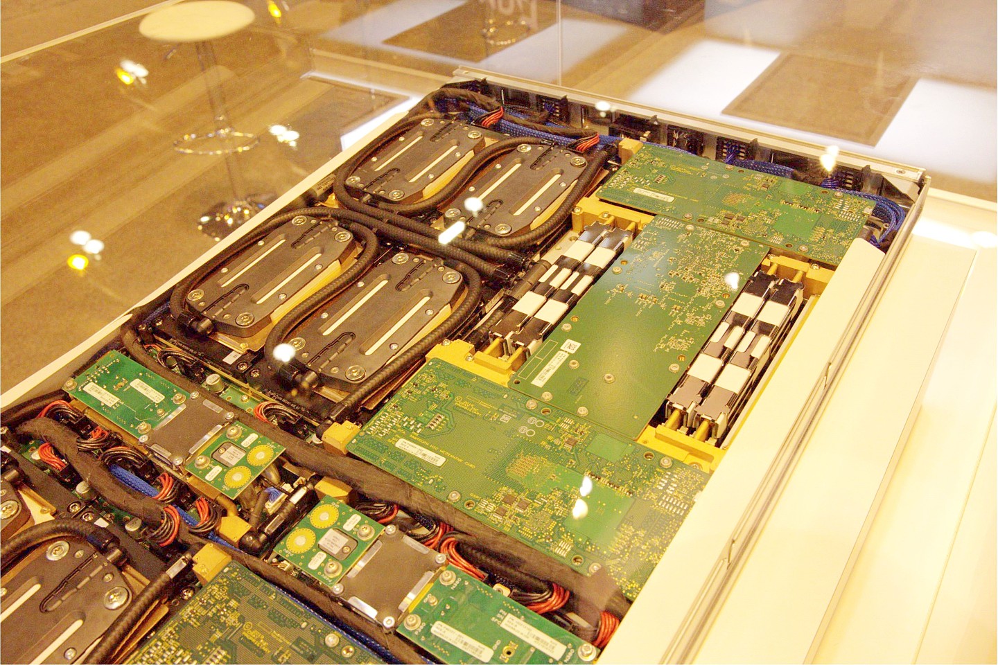 AMD 6nm MI250X加速卡被扒开：1个节点1小时5度电