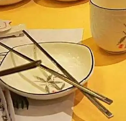 菜不摆三，筷不成五——中国传统餐桌礼仪的传承与创新 - 1