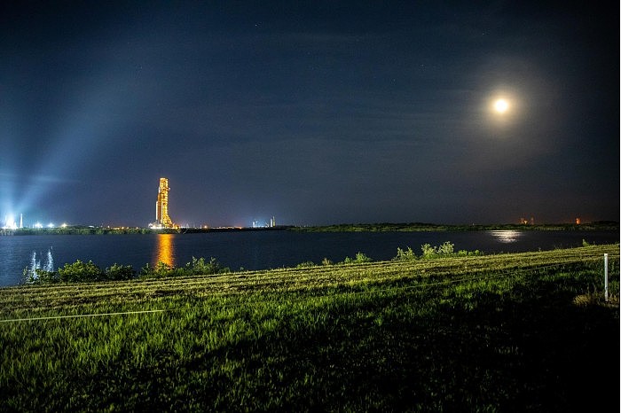 NASA-SLS-Rocket-Orion-Mobile-Launcher-Crawlerway-scaled.jpg