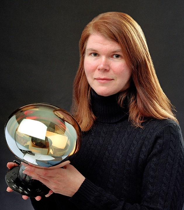 2002年时，物理学家珍妮特·康拉德（现任职于麻省理工学院）拿着一个MiniBooNE实验中所用的探测器。她参与建造并领导了MiniBooNE实验