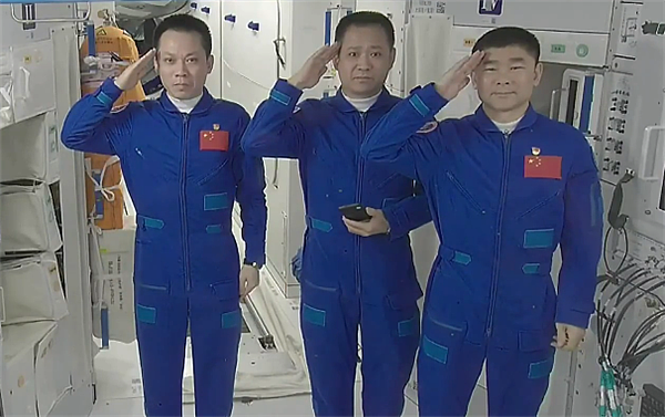 3 名航天员离开空间站前敬礼致谢：离地 90 天圆满完成任务 - 1