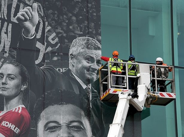 星报：曼联清除了老特拉福德球场外巨幅海报中索帅的肖像