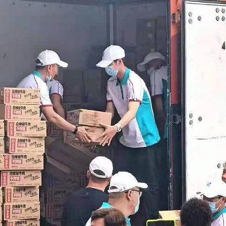 王一博当志愿者送物资 身体力行帮助被困群众