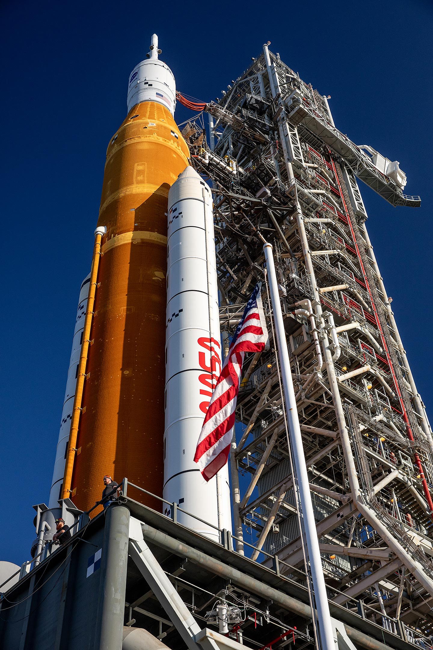 历经8小时，NASA Artemis I月球火箭抵达将进行湿式彩排的发射台 - 4