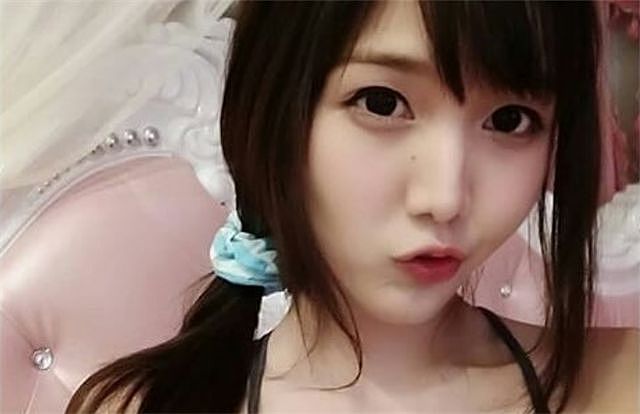 泰国27岁女网红棒糖妹去世 疑因吃饭时被食物噎到