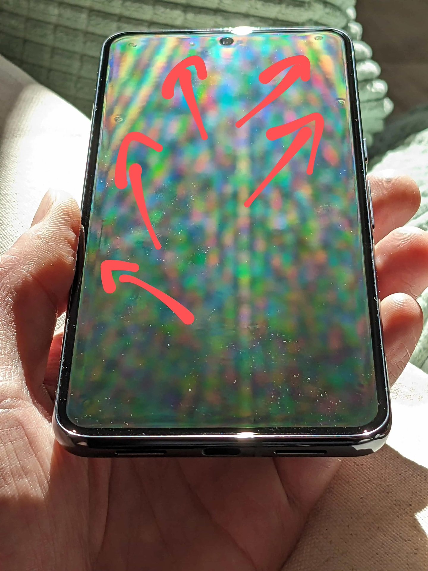 部分谷歌 Pixel 8 Pro 手机用户反馈屏幕边缘出现圆点凸起 - 6