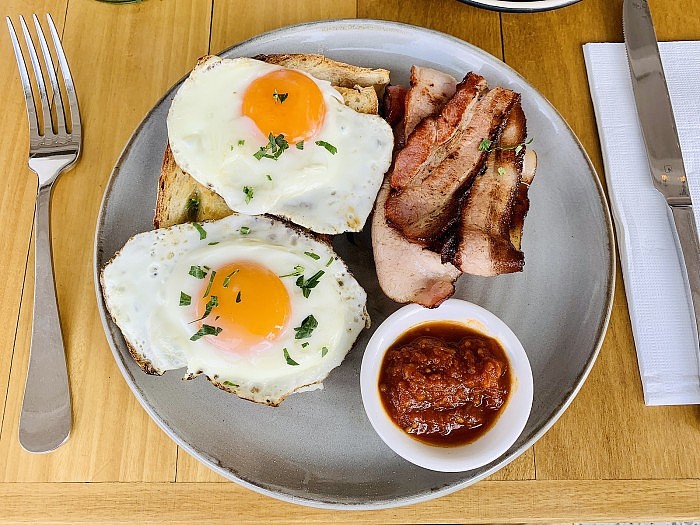 1600px-Breakfast_in_Australia;_bacon_and_fried_eggs_on_toast.jpg
