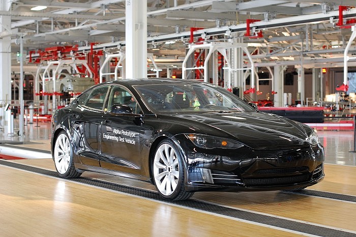 1600px-Tesla_Factory,_Fremont_(CA,_USA)_(8765031876).jpg