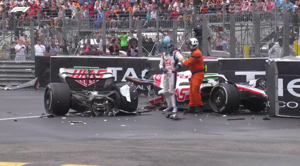 “车王”舒马赫之子F1比赛中撞墙 赛车被撞成两截 - 1