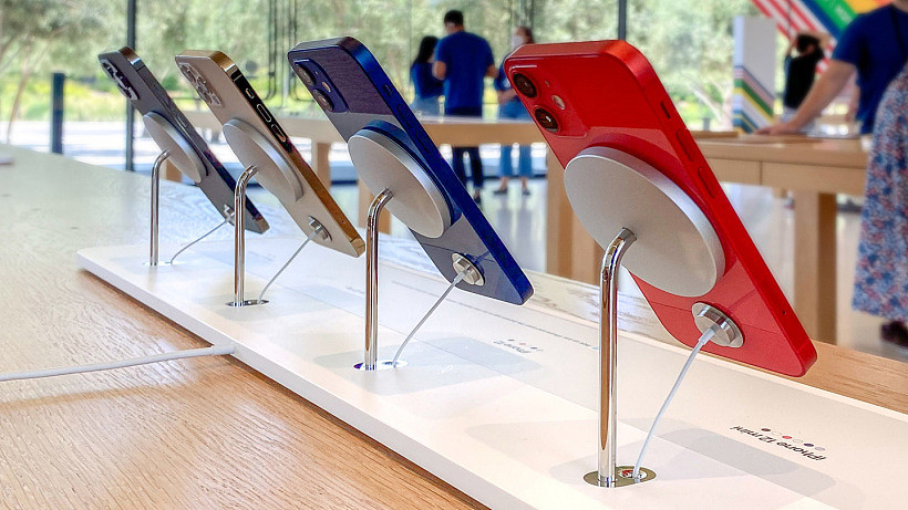 无线更简洁：苹果在 Apple Store 采用 MagSafe 展示架，悬空展示 iPhone 12 - 1