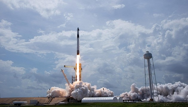 SpaceX成功发射“猎鹰9”火箭 首次将四名私人宇航员送往国际空间站 - 1