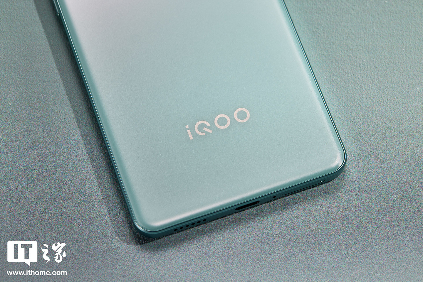 【IT之家开箱】iQOO Z9 Turbo「山野青」图赏：搭载 6000mAh 超薄蓝海电池的轻薄性能机 - 13