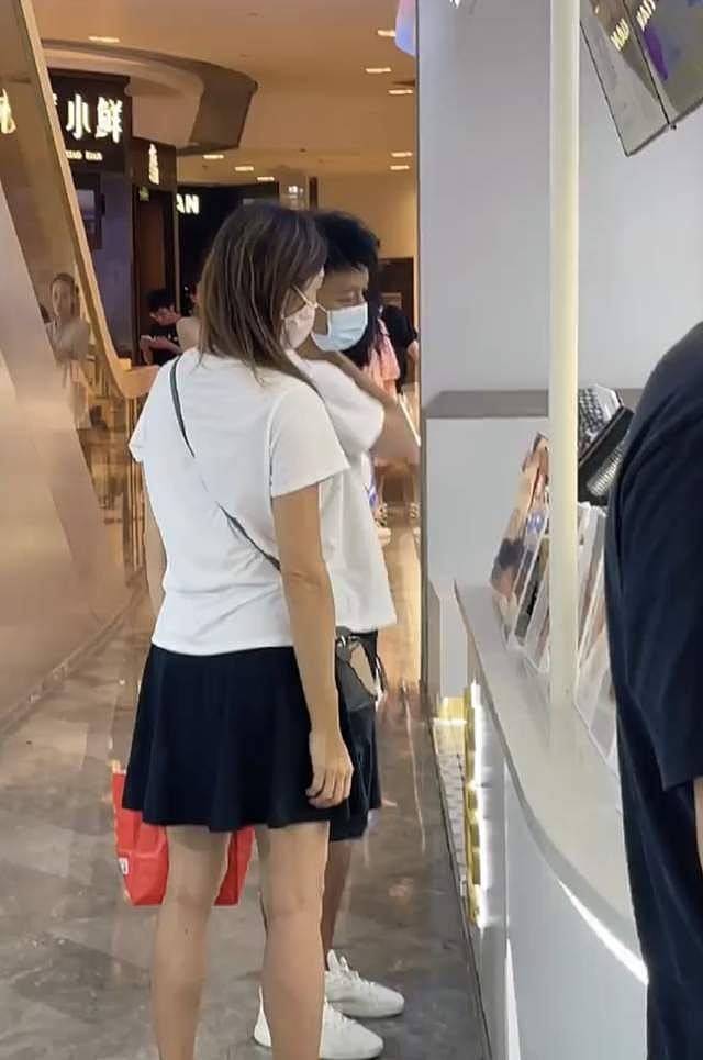 李克勤现身杭州商场，48岁港姐老婆穿短裙秀美腿，无助理保镖随行 - 3