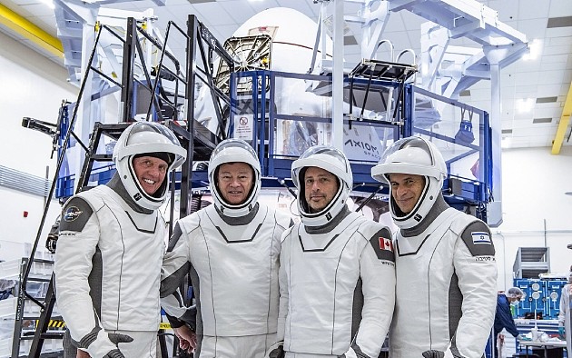 四名太空游客：迈克尔·洛佩斯-阿莱格里亚（Michael López-Alegría），拉里·康纳（Larry Connor），马克·帕西（Mark Pathy），伊尔坦·施蒂比（Eytan Stibbe）。