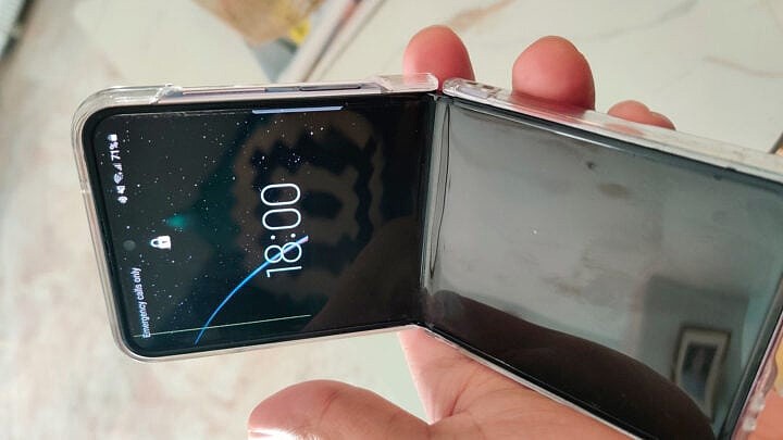 用户反映三星 Galaxy Z Flip 4 手机屏幕出现绿线，且售后不给换 - 1