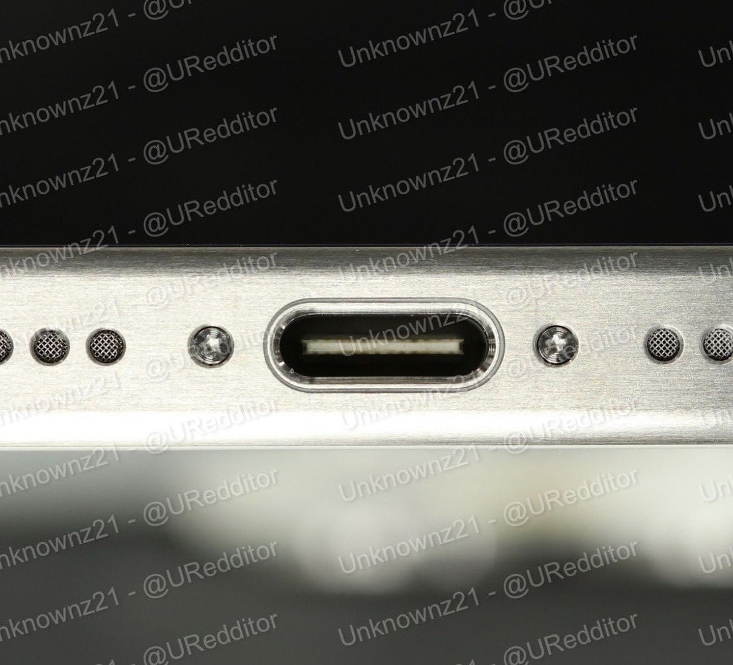 苹果 iPhone 15 Pro 钛版手机实机图曝光：五级钛 + 铝合金，USB-C 接口 - 2