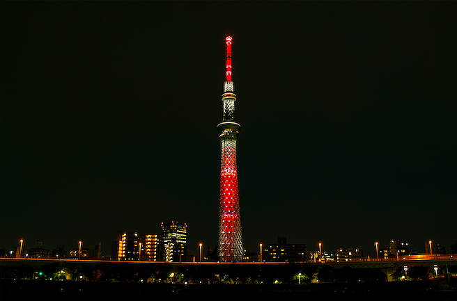 打亮為「炎」色的東京晴空塔。（東京スカイツリータウン提供）