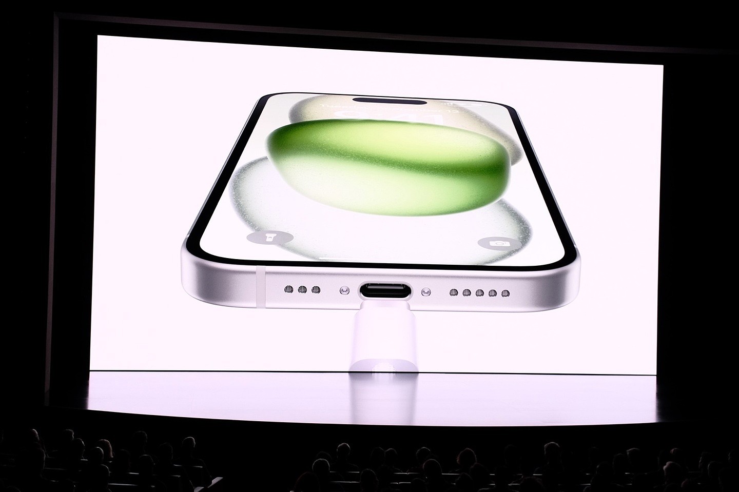 苹果发布 6.1/6.7 英寸 iPhone 15 标准机型：升级灵动岛、配 4800 万主摄、改用 USB-C 端口，起售价 799/899 美元 - 29