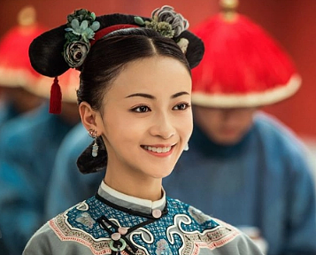 清朝妃子的装扮习俗：一耳三钳与指甲套的意义 - 1