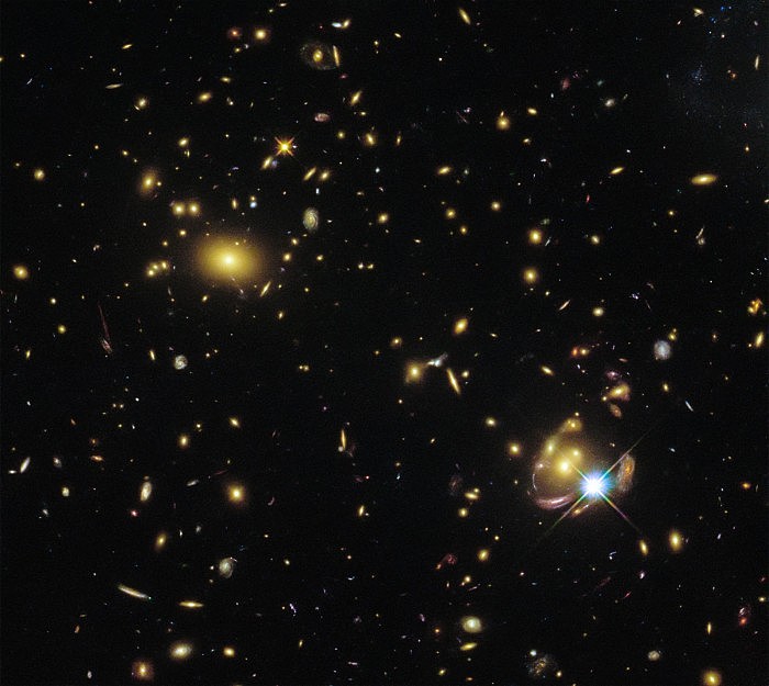 NASA分享在一张照片中出现三次的SGAS 0033+02星系 引力透镜迷人眼 - 1