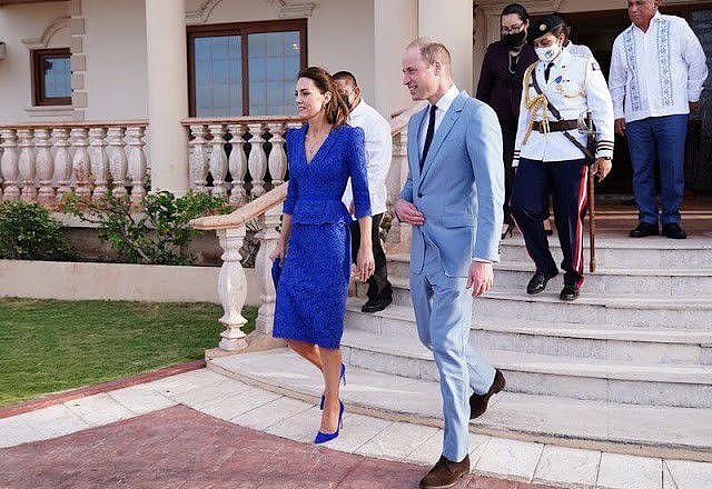 凯特王妃穿方领印花蓝裙高调现身 风情万种 - 17