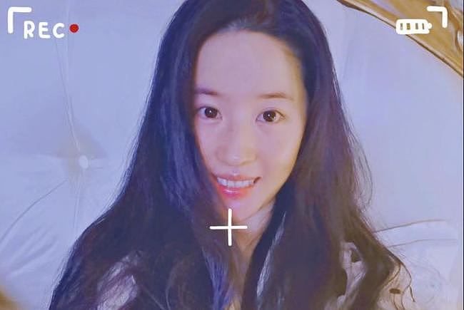 神仙姐姐刘亦菲在光棍节发布素颜自拍，面色红润，完全不像34岁 - 3