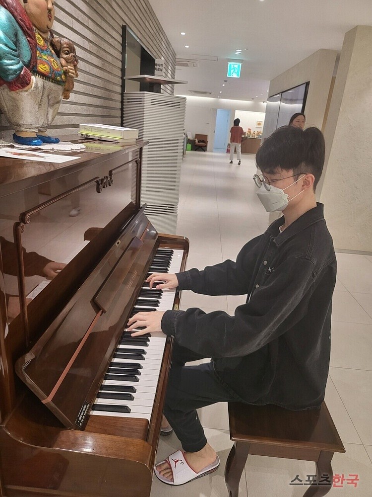 韩媒分享Faker弹钢琴照：从医院检查完眼睛后的Faker即兴一首 - 1