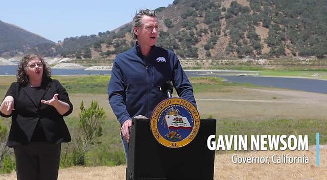 加州州长纽瑟姆在一处干涸的水库边发表讲话（图自加州媒体）