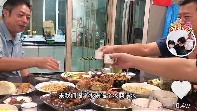 许敏与儿媳下厨做海鲜，姚威教悦悦偷拍视频：爷爷与外公又在喝酒 - 1