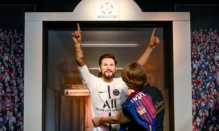 新时代的到来，柏林杜莎夫人蜡像馆为梅西蜡像换上巴黎球衣
