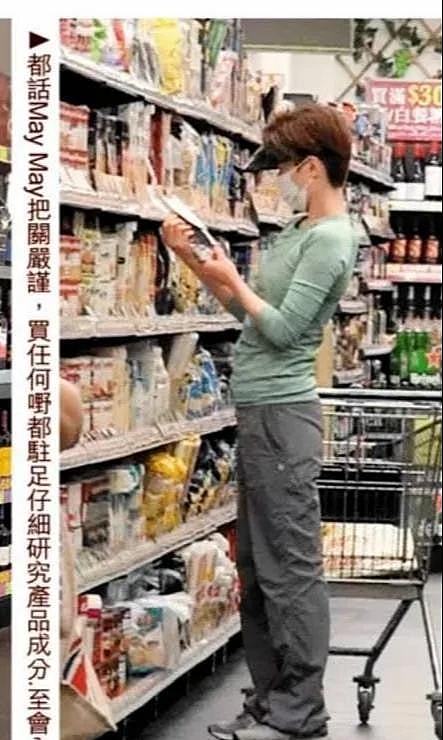 张学友51岁老婆罗美薇超市被拍下近照，网友：难怪歌神这麽爱她 - 5