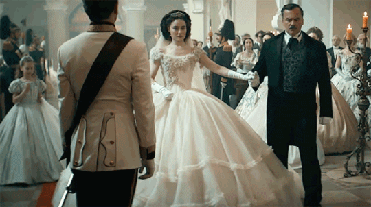 3版《茜茜公主》婚纱造型盘点：时间越久远的，服化道反而越用心 - 16