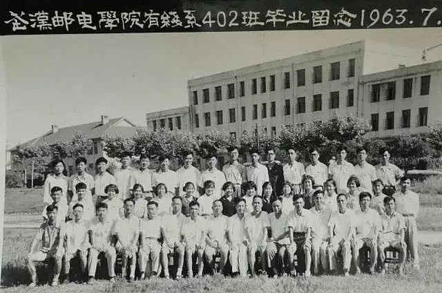 武汉邮电学院毕业生合影（1963 年 7 月）
