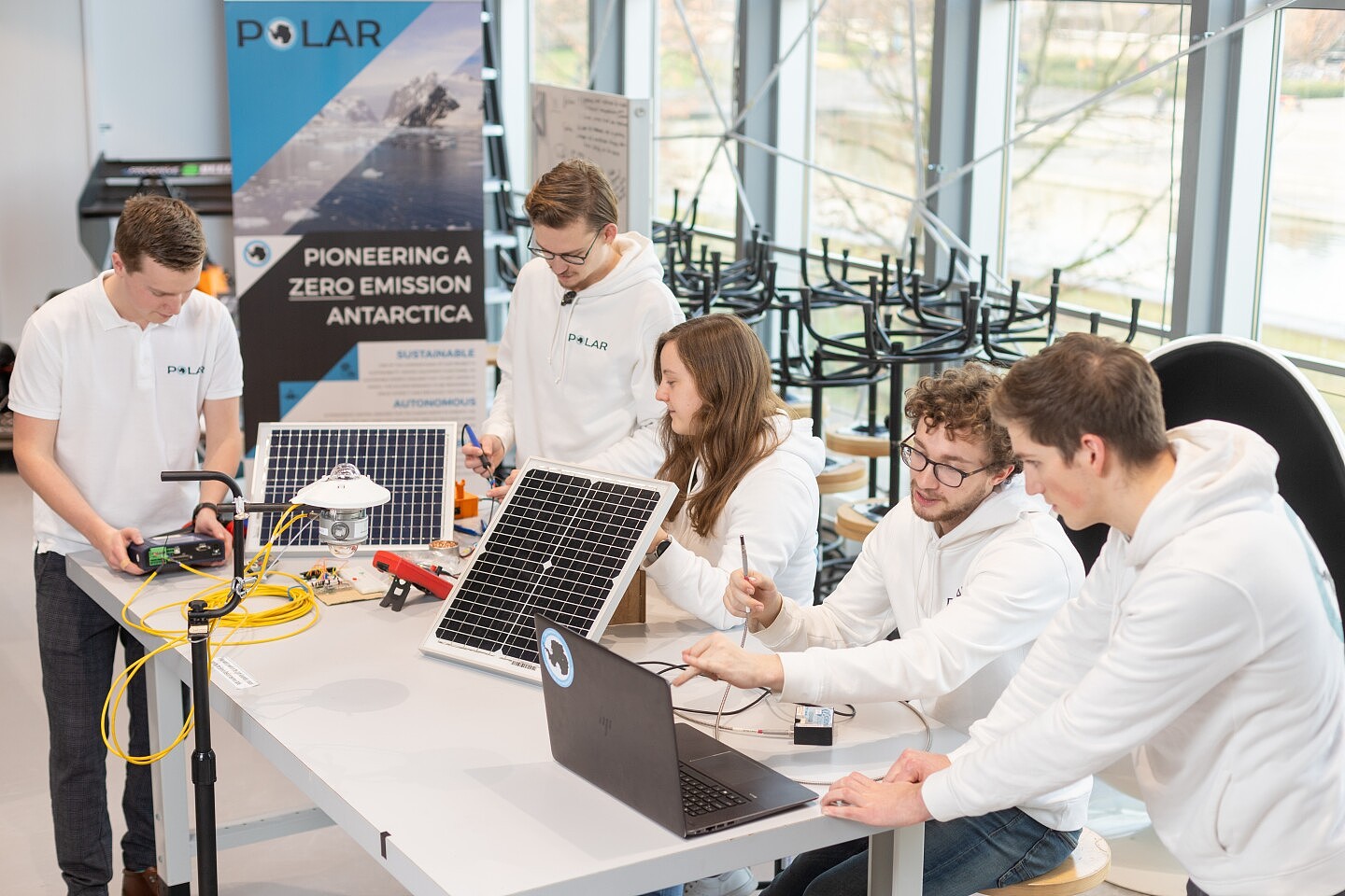 学生团队为南极研究建造自主行进的太阳能极地漫游车 - 1