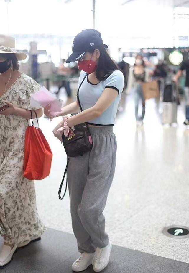 郭富城携娇妻走机场，穿西装显得正式，方媛穿香奈儿短袖却挺时髦 - 8