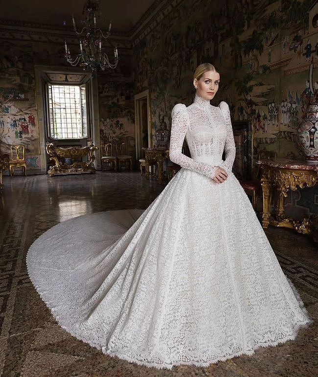 俄罗斯百年一遇“皇室婚礼”，新娘穿高定戴Chaumet冠冕 - 25