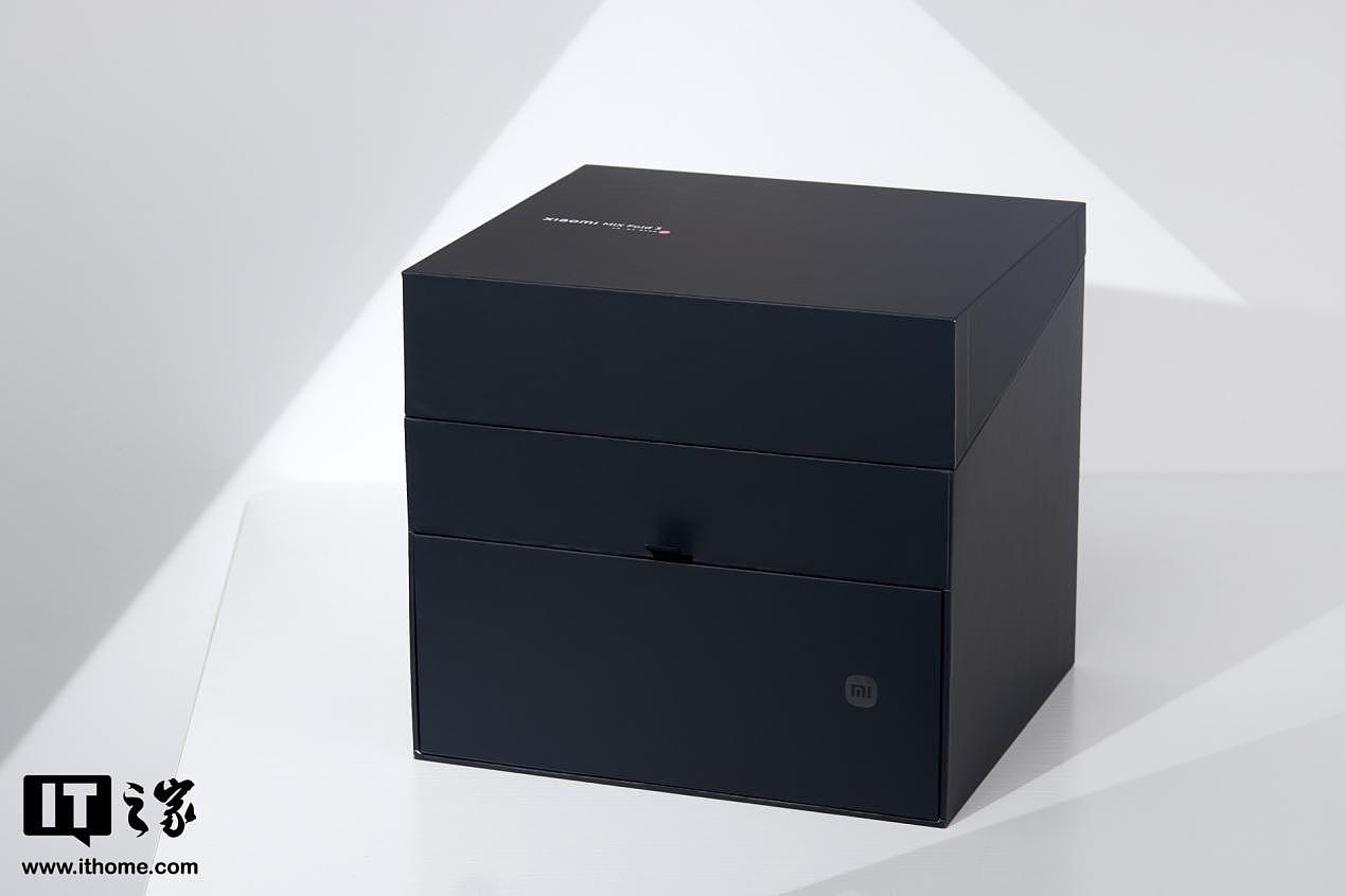 【IT之家开箱】小米 MIX Fold 3 龙鳞纤维版礼盒图赏：轻薄简约，商务格调 - 1