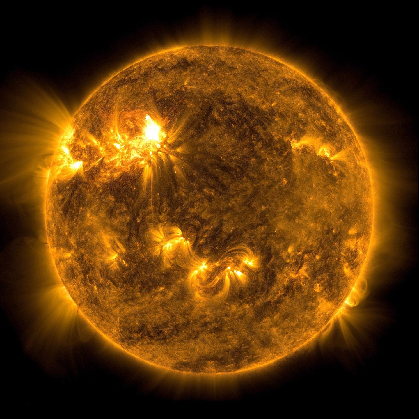 NASA太阳动力学观测站捕捉到太阳爆发的中度耀斑 - 1