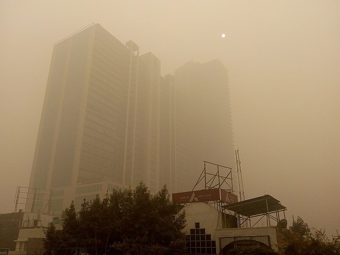 1024px-Poulluted_killer_fog_in_Delhi.jpg