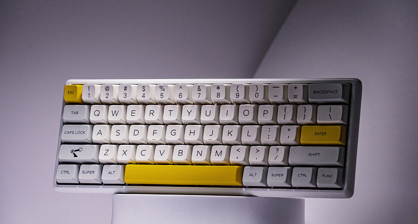 白色款键盘正面