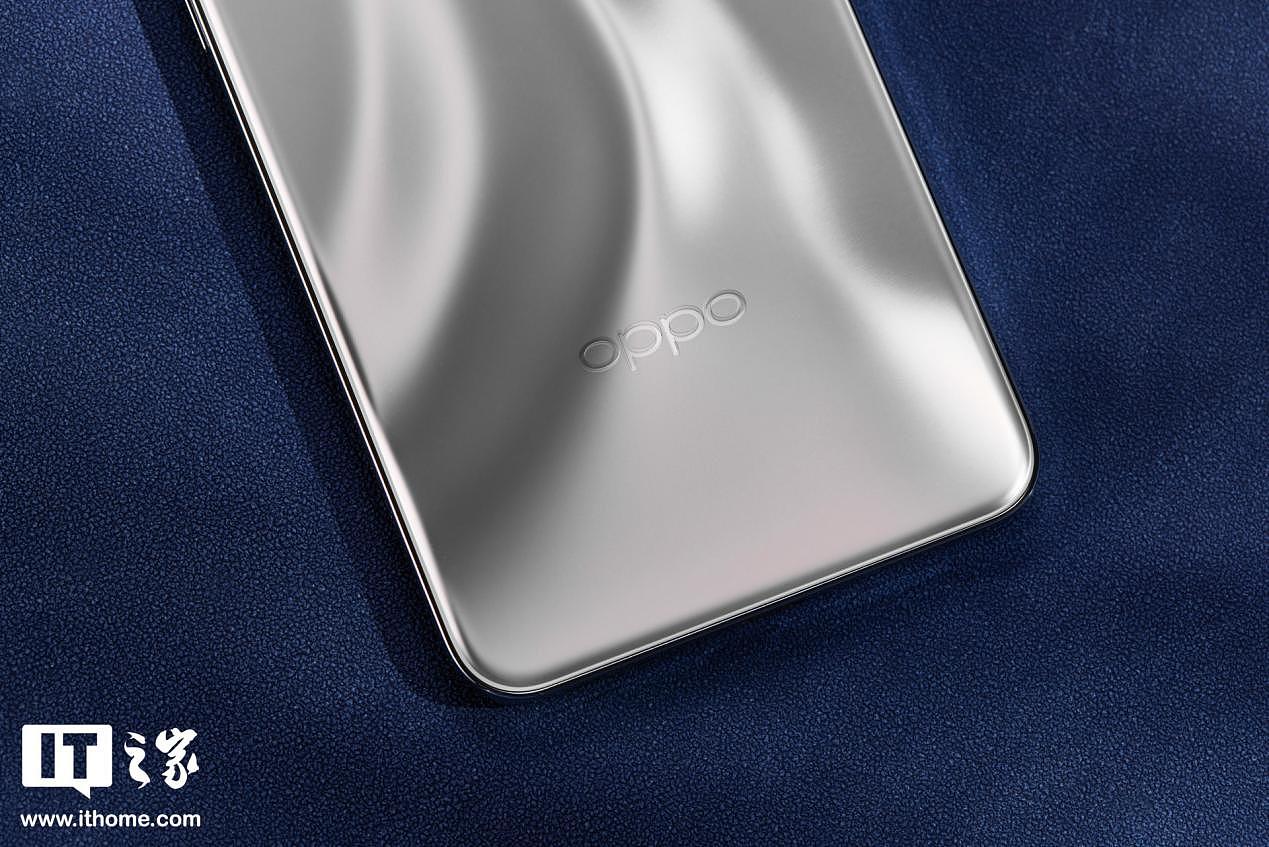 【IT之家开箱】OPPO Reno12 千禧银手机图赏：流银玻璃前卫，超美小直屏 - 5