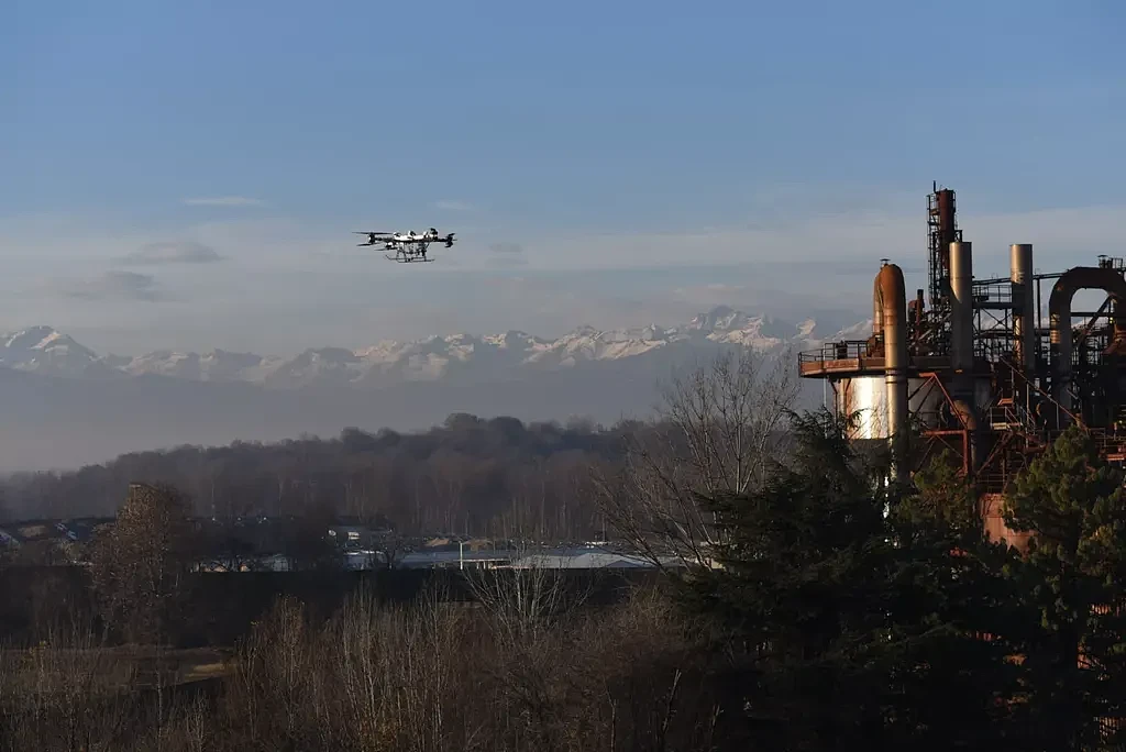 意大利FlyingBasket完成首次无人机重型运输 负载26公斤 - 1