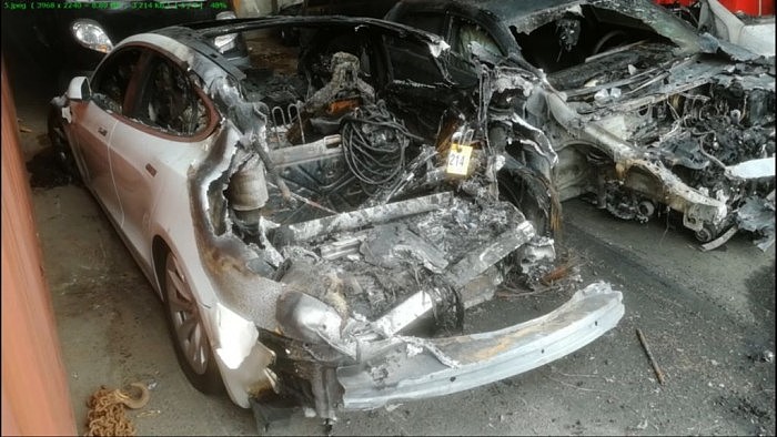 特斯拉Model 3开启Autopilot撞树起火燃烧 两名乘客不幸遇难 - 2