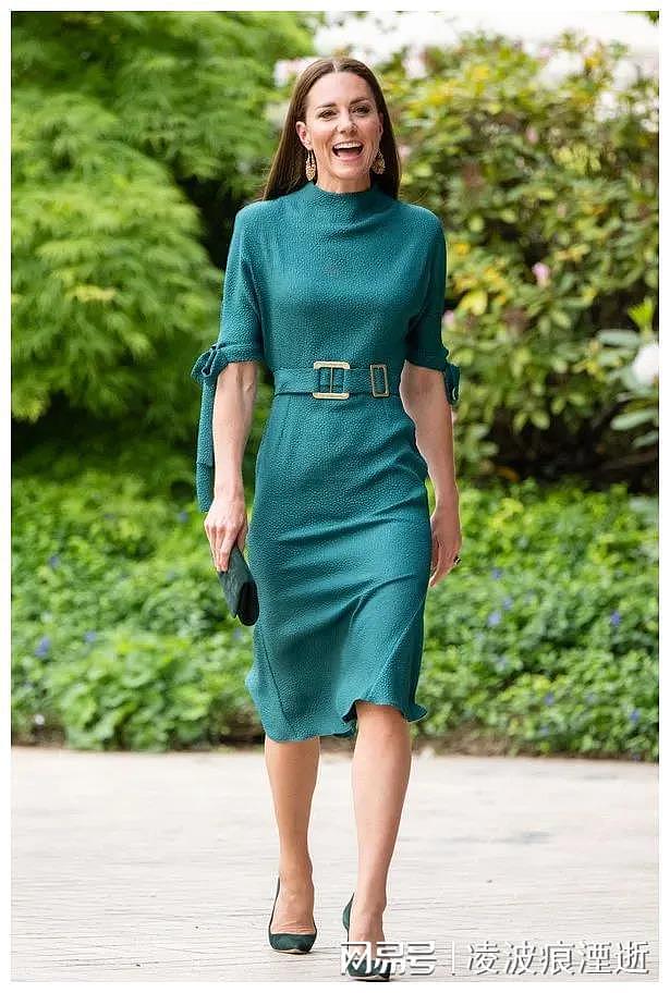 凯特出席时尚颁奖礼，穿翡翠绿连衣裙优雅不失时尚，吊打时尚达人 - 1