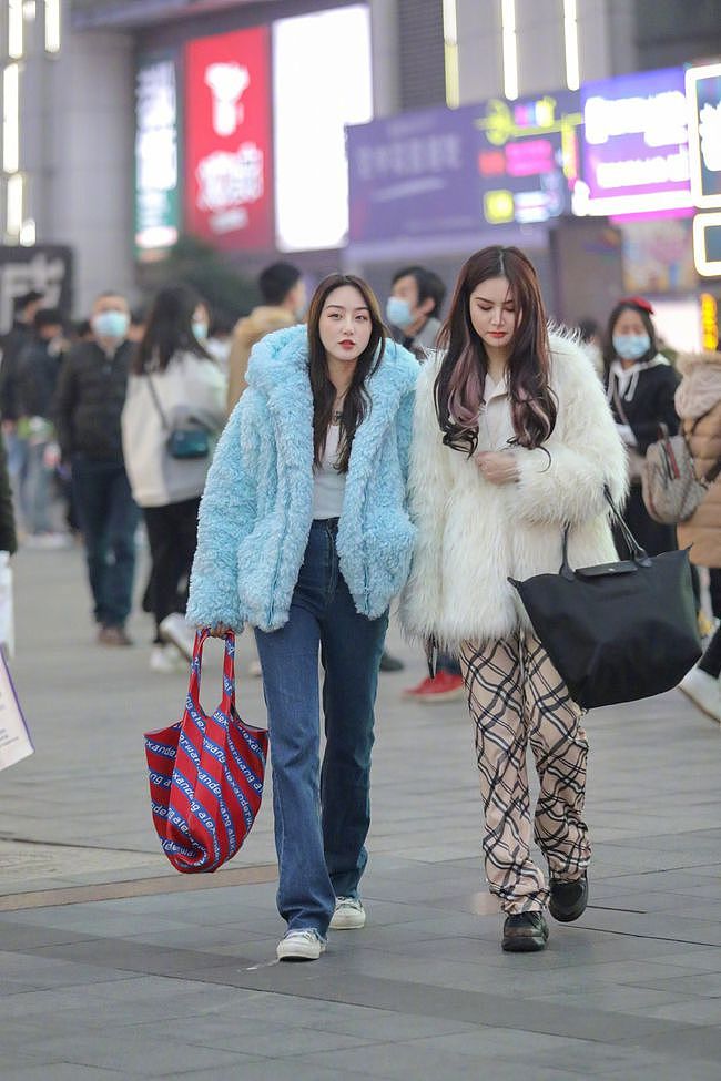 素人们的街拍好真实，重庆妹子大冬天的穿起了羊绒外套，但也很美 - 7