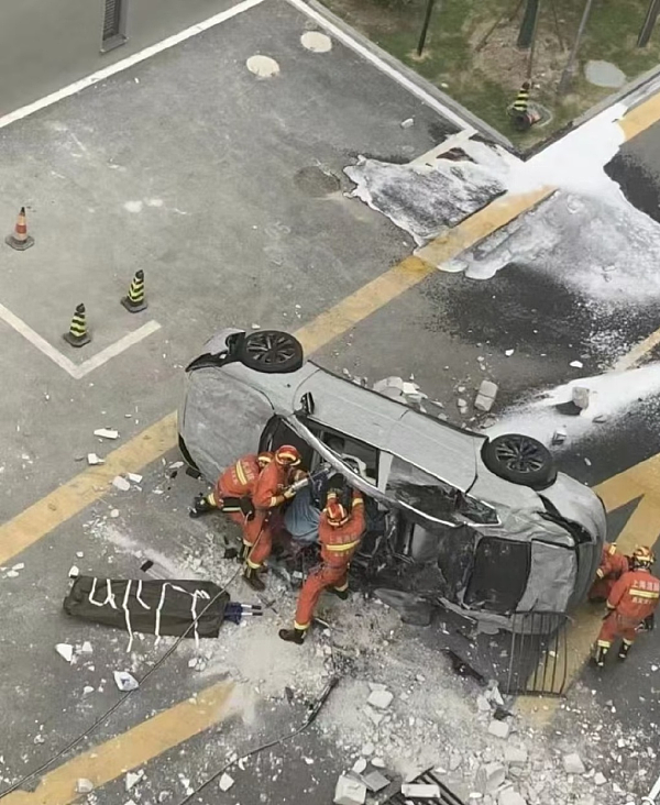 上海一蔚来汽车从3楼掉落，车内2名被困人员救出后送医 - 1