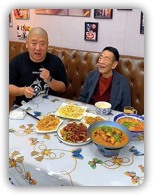 90岁杨少华现身自家饭店，走路要俩人搀扶，儿子亲手夹菜喂吃饭 - 2