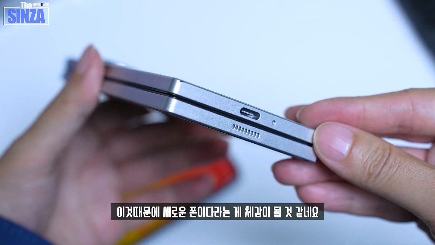 三星 Galaxy Z Fold6 手机机模上手：更宽、更方正 - 5