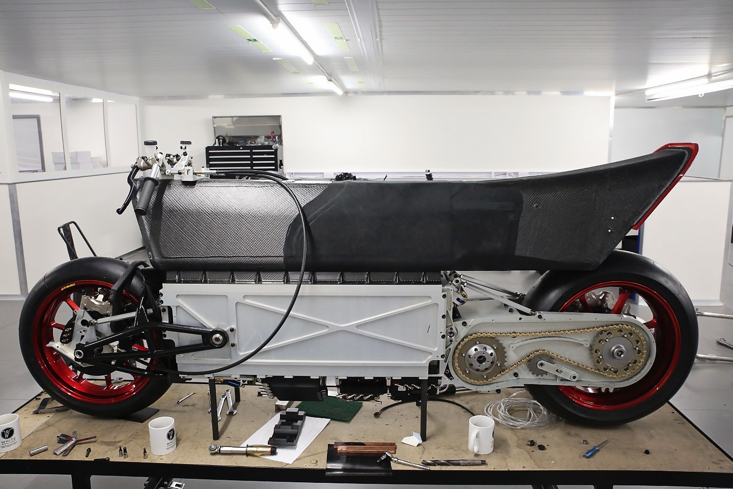 英国公司打造全球最快电动摩托车：采用激进的大洞技术 - 16