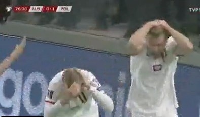 阿尔巴尼亚球迷在世预赛向波兰球员扔水瓶，导致比赛一度中断 - 1